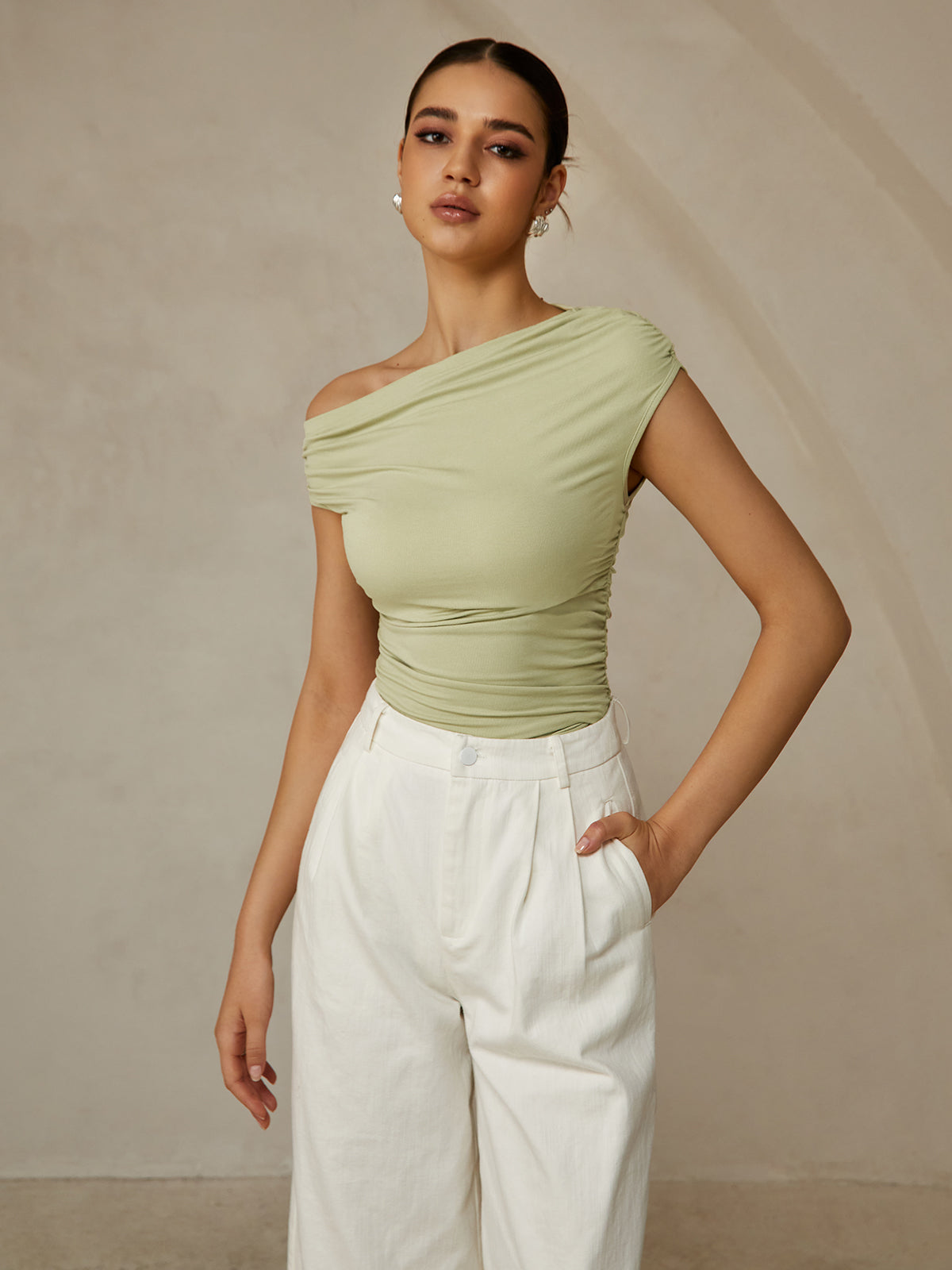 Élise I T-shirt élégant à col asymétrique