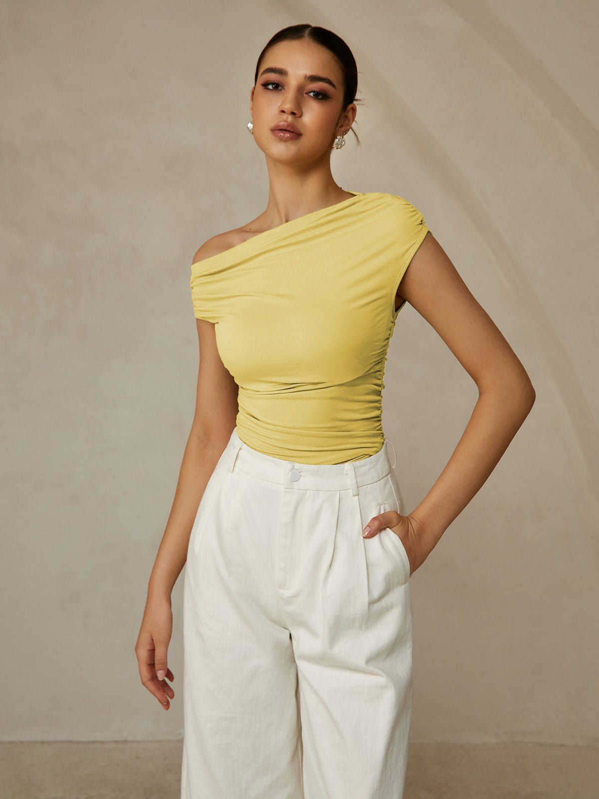 Élise I T-shirt élégant à col asymétrique